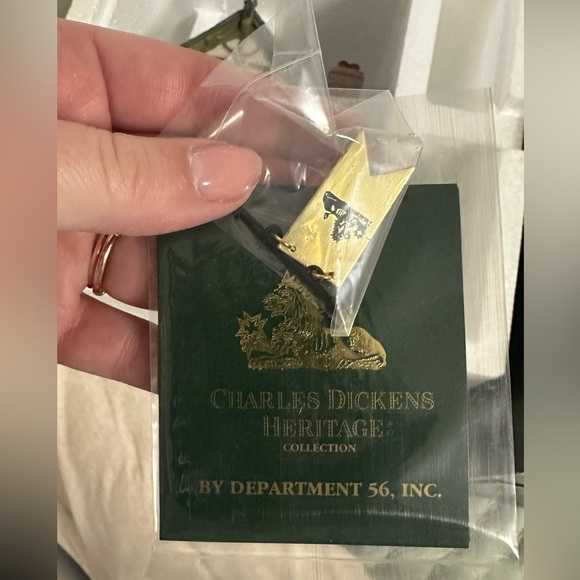 Department 56 The Pied Bull Inn Retired Dickens Village - Picture 12 of 13